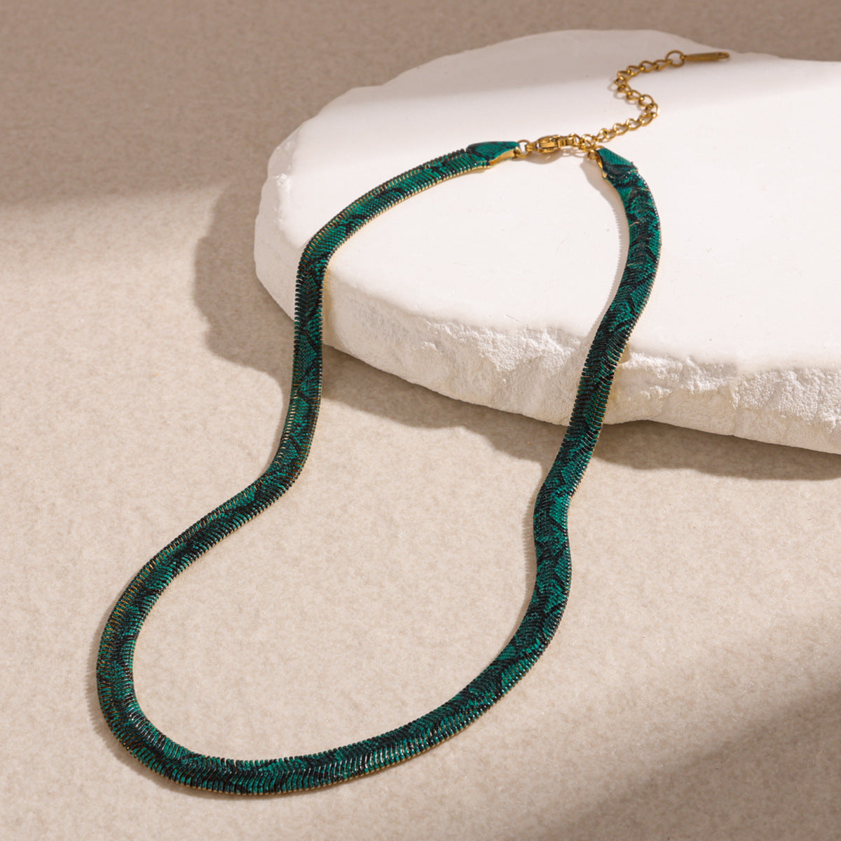 Colorful Snake-Pattern Iron Chain Necklace – Lightweight Unisex Statement Choker for Men & Women, Unique Birthday and Holiday Gift