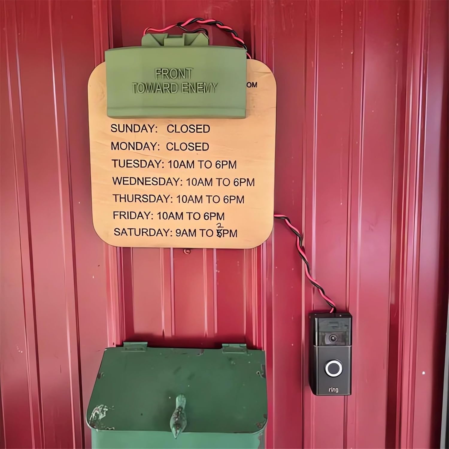 Letrero de timbre para broma de broma y bromas de regalo, frente hacia el enemigo, alambre de mina falsa, replicante con texto en inglés "Do Not Knock Disturb", timbre de puerta, cubierta de botón de no solicitar, decoración (1 juego)
